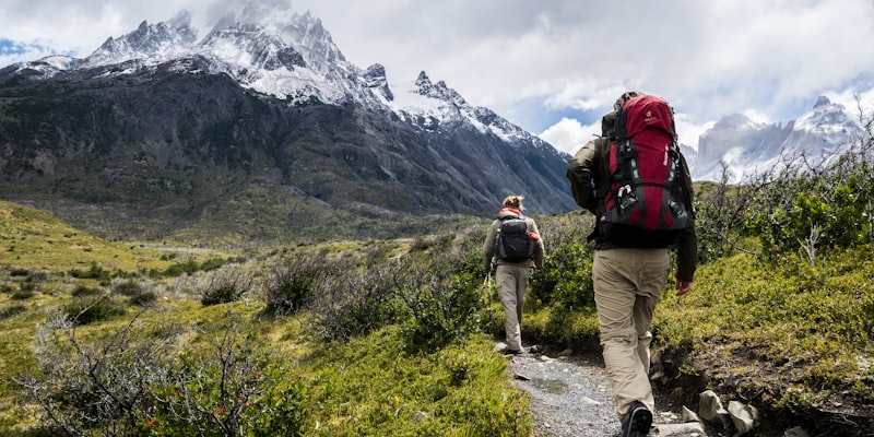 体育纪录片海报 - 登山运动员在雪山之巅